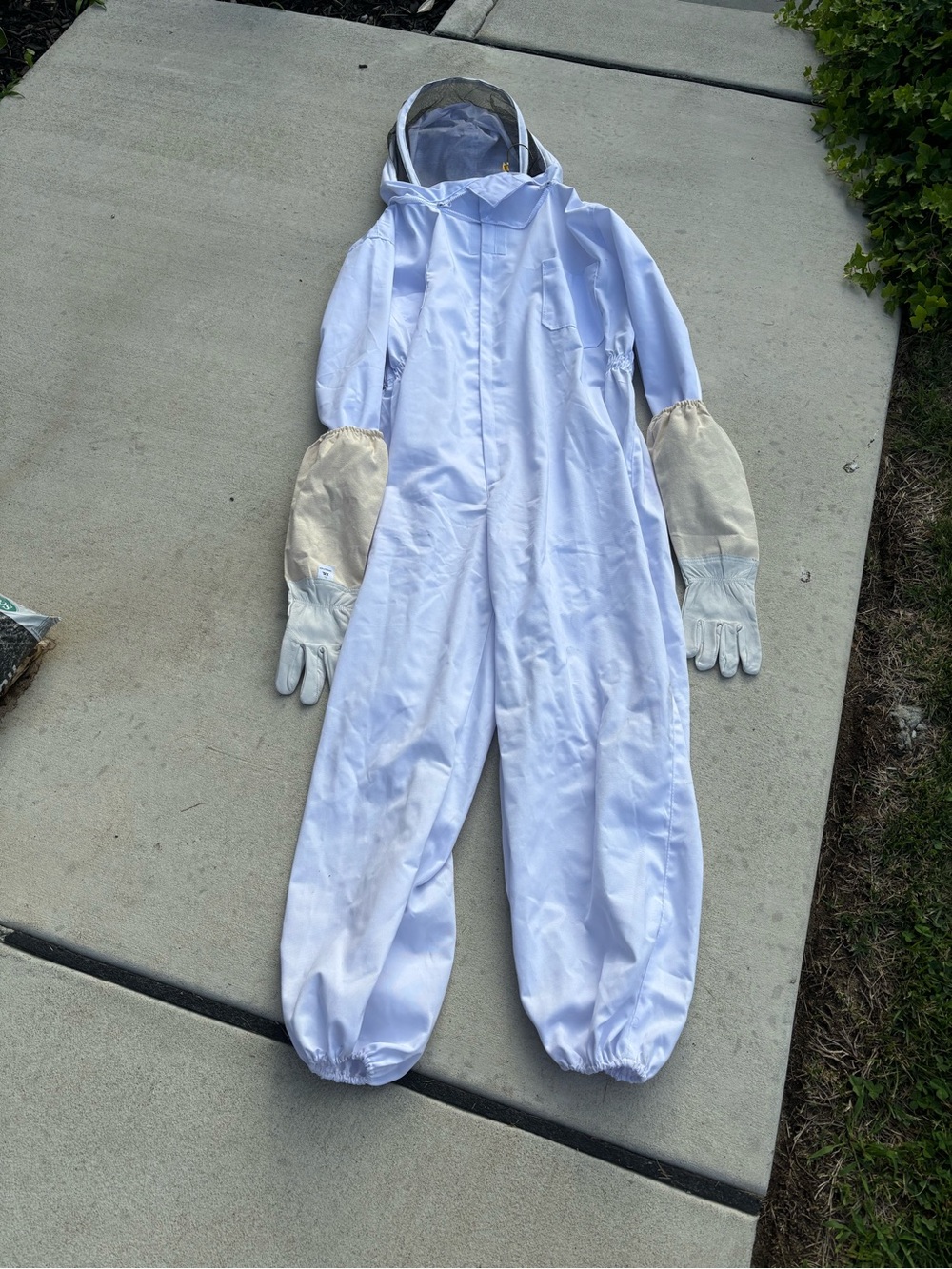 White Full-Body Beekeeper Suit with Protective Gloves-XL